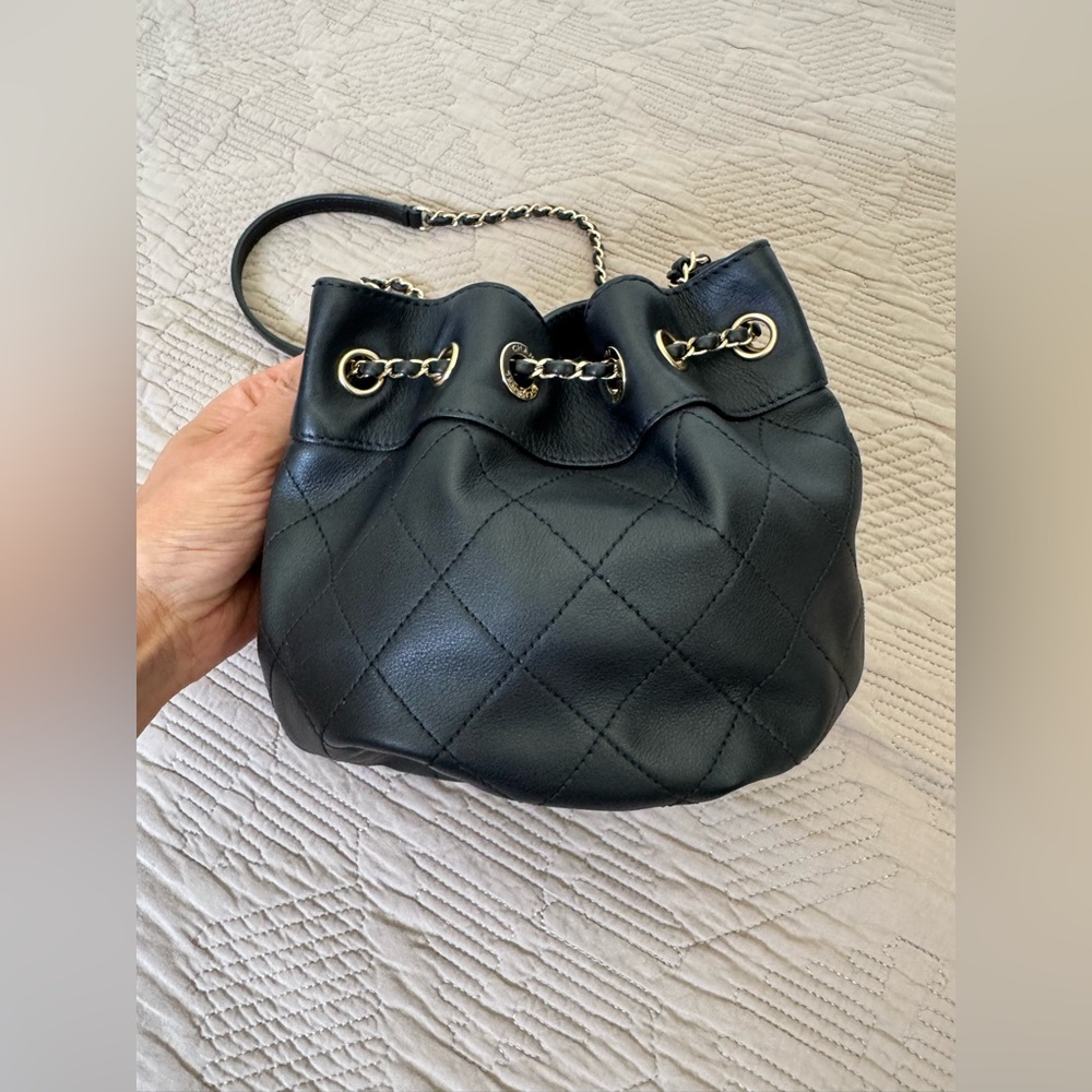 Chanel CC Chain Dweller Drawstring Bucket Bag Quilted Lambskin small Black - Picture 4 of 14